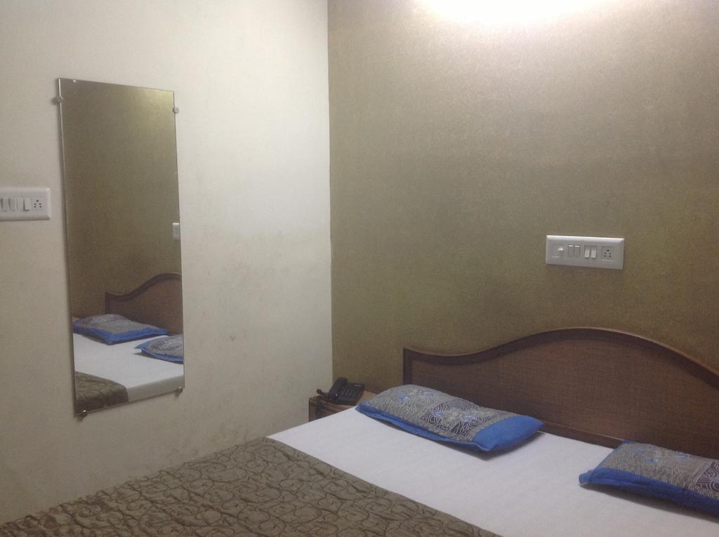 Hotel Kamal Kunj Джайпур Екстериор снимка